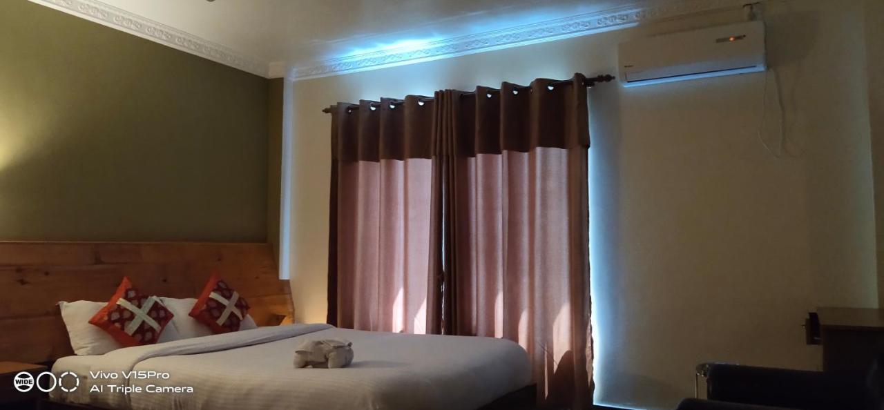Hotel Hornbill Sauraha Extérieur photo