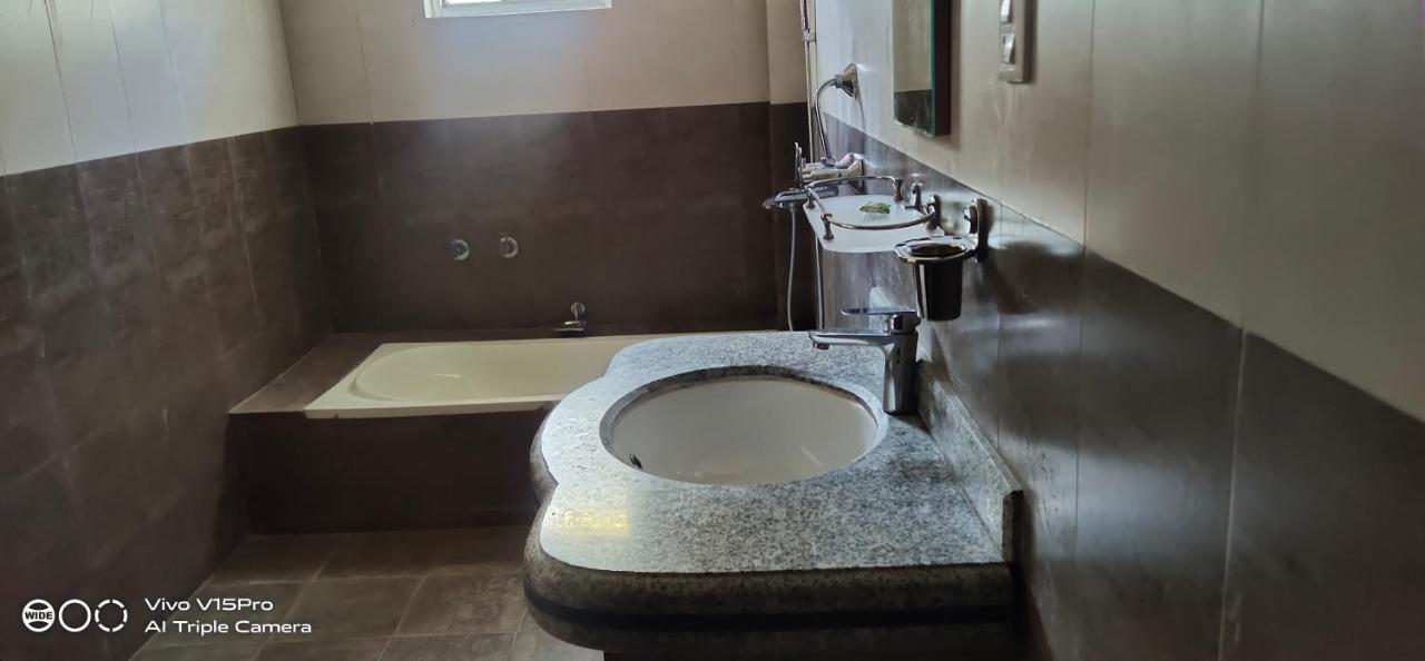 Hotel Hornbill Sauraha Extérieur photo