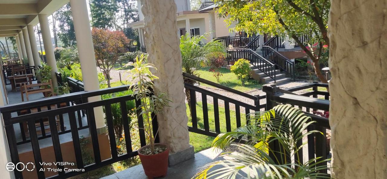 Hotel Hornbill Sauraha Extérieur photo