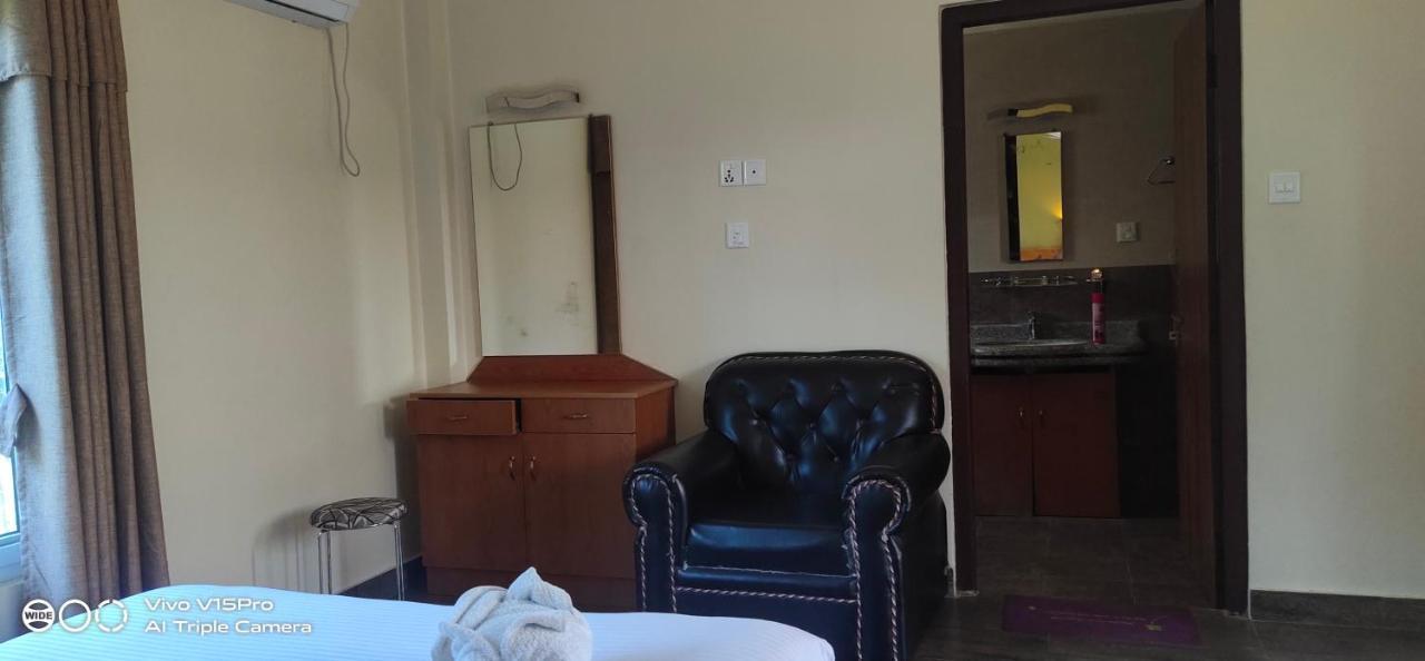 Hotel Hornbill Sauraha Extérieur photo