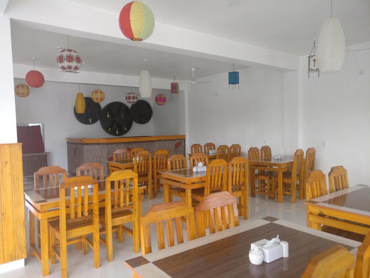 Hotel Hornbill Sauraha Extérieur photo