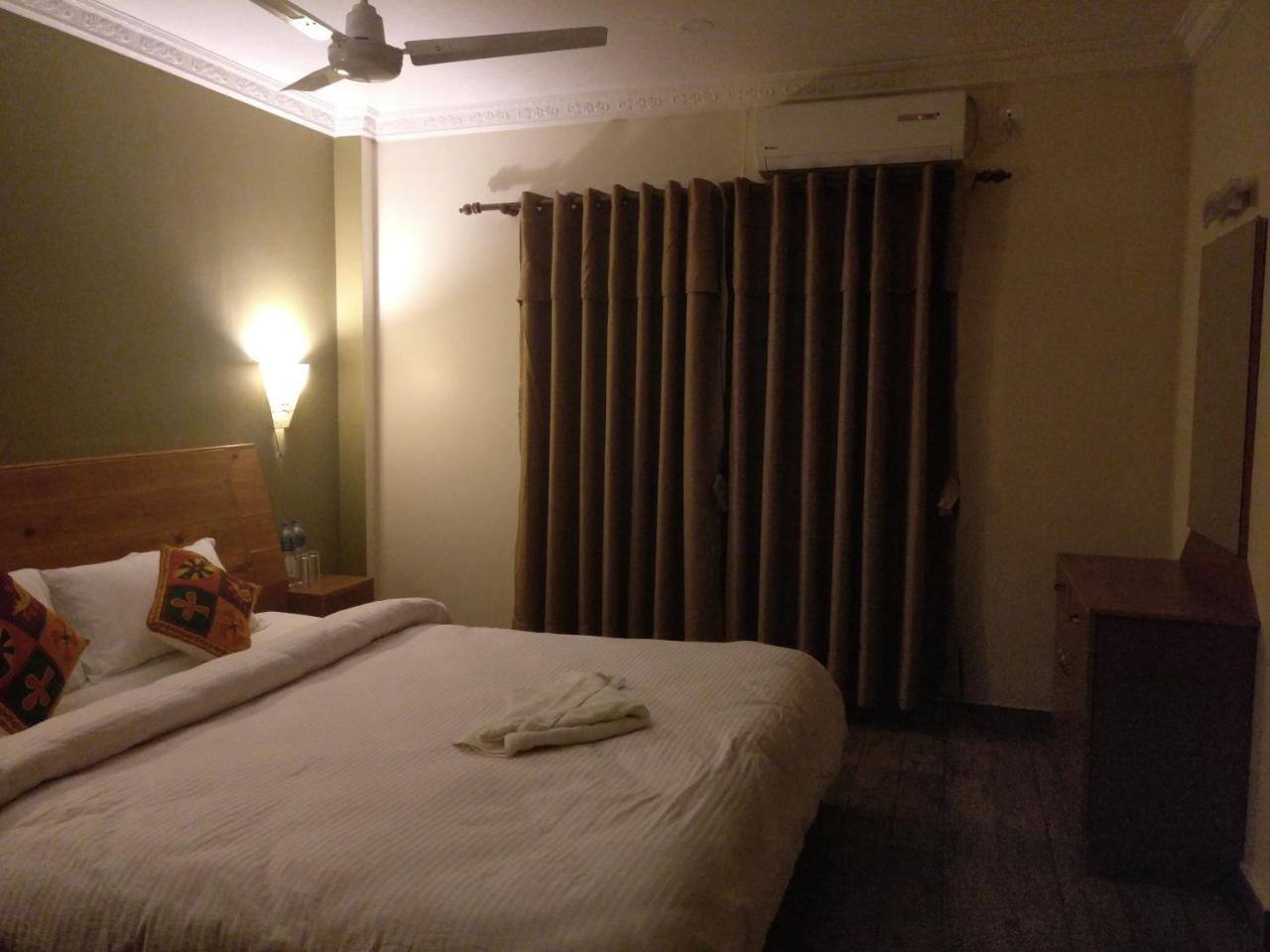 Hotel Hornbill Sauraha Extérieur photo