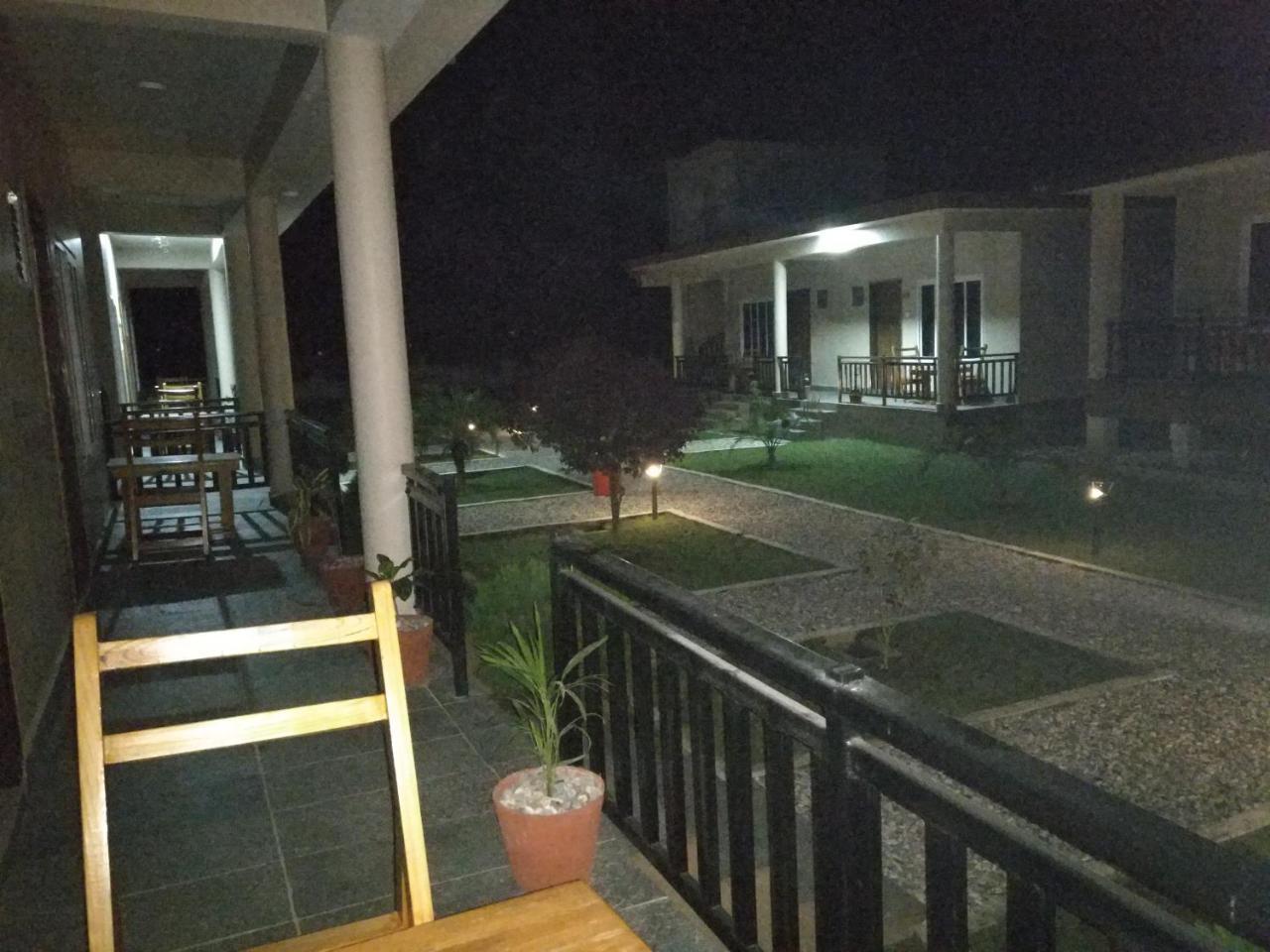 Hotel Hornbill Sauraha Extérieur photo